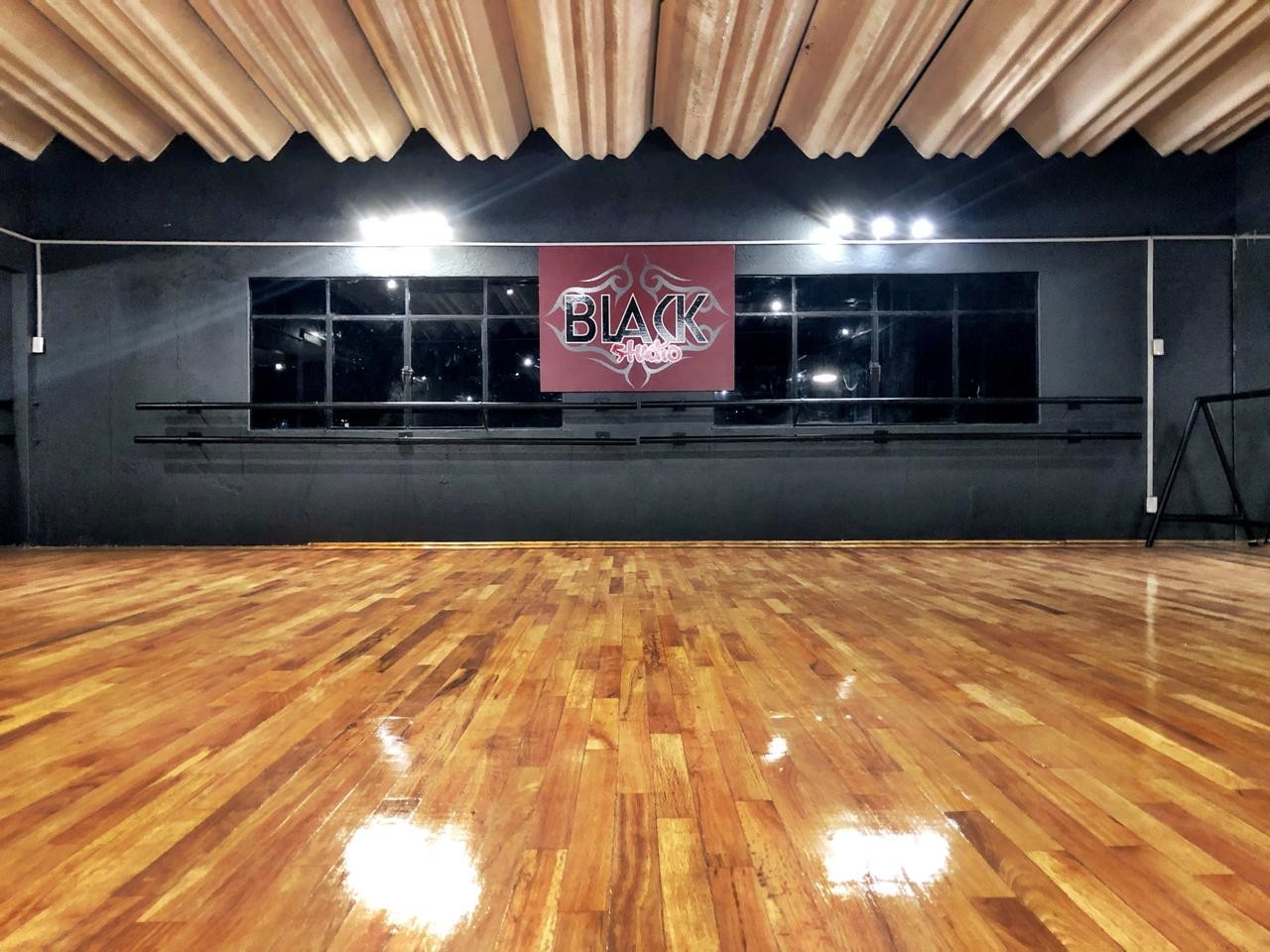 Pista de baile de Black Studio con logo y piso de madera